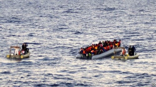 Nearly 1,200 migrants rescued in the Mediterranean Sea  - ảnh 1